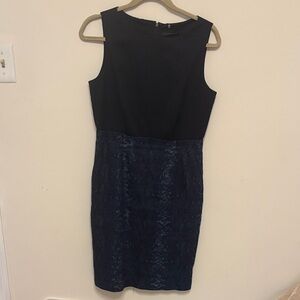 Elie Tahari Elegant Black and Navy snake print modern cocktail dress double line